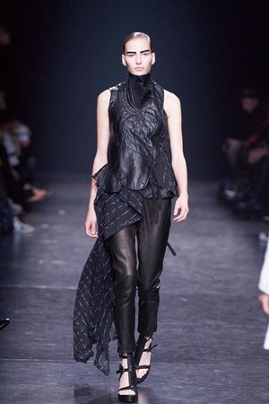 シックに解釈されたフェンシング アン ドゥムルメステール　2011年春夏コレクション｜写真21