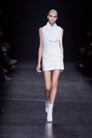 シックに解釈されたフェンシング アン ドゥムルメステール　2011年春夏コレクション｜写真27