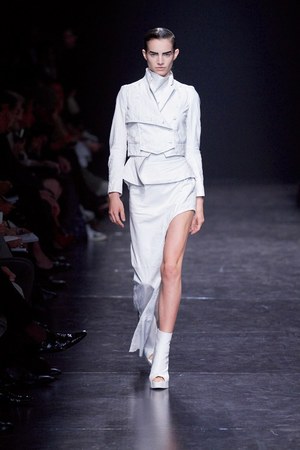 シックに解釈されたフェンシング アン ドゥムルメステール　2011年春夏コレクション｜写真29