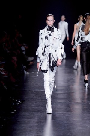シックに解釈されたフェンシング アン ドゥムルメステール　2011年春夏コレクション｜写真30