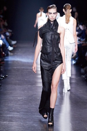 シックに解釈されたフェンシング アン ドゥムルメステール　2011年春夏コレクション｜写真37