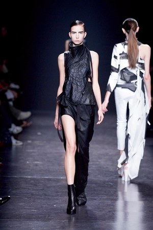 シックに解釈されたフェンシング アン ドゥムルメステール　2011年春夏コレクション｜写真39