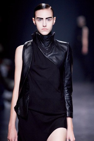 シックに解釈されたフェンシング アン ドゥムルメステール　2011年春夏コレクション｜写真40