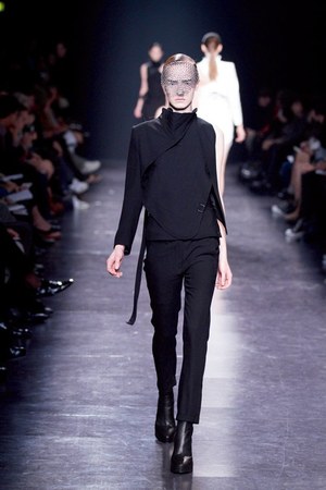 シックに解釈されたフェンシング アン ドゥムルメステール　2011年春夏コレクション｜写真42