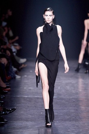 シックに解釈されたフェンシング アン ドゥムルメステール　2011年春夏コレクション｜写真46