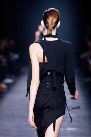 シックに解釈されたフェンシング アン ドゥムルメステール　2011年春夏コレクション｜写真50