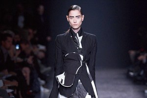 シックに解釈されたフェンシング アン ドゥムルメステール　2011年春夏コレクション｜写真0