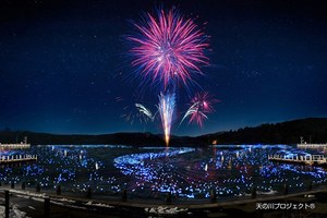 約1万2千個の光が湖に浮かぶ幻想的な花火大会 箱根 芦ノ湖で開催 ファッションプレス 約1万2千個の光が湖に浮かぶ幻想的な花火大会 箱根 芦ノ湖で開催 ファッションプレス