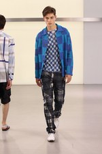 鱒(マス)をテーマにしたイッセイ ミヤケ(ISSEY MIYAKE)の2011年春夏メンズコレクション｜写真3