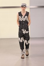 鱒(マス)をテーマにしたイッセイ ミヤケ(ISSEY MIYAKE)の2011年春夏メンズコレクション｜写真11