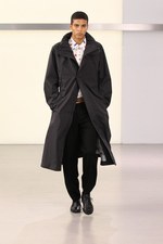 鱒(マス)をテーマにしたイッセイ ミヤケ(ISSEY MIYAKE)の2011年春夏メンズコレクション｜写真15