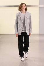 鱒(マス)をテーマにしたイッセイ ミヤケ(ISSEY MIYAKE)の2011年春夏メンズコレクション｜写真20