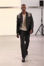 鱒(マス)をテーマにしたイッセイ ミヤケ(ISSEY MIYAKE)の2011年春夏メンズコレクション｜写真22