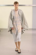 鱒(マス)をテーマにしたイッセイ ミヤケ(ISSEY MIYAKE)の2011年春夏メンズコレクション｜写真23