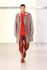 鱒(マス)をテーマにしたイッセイ ミヤケ(ISSEY MIYAKE)の2011年春夏メンズコレクション｜写真30