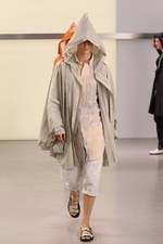 鱒(マス)をテーマにしたイッセイ ミヤケ(ISSEY MIYAKE)の2011年春夏メンズコレクション｜写真32