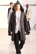鱒(マス)をテーマにしたイッセイ ミヤケ(ISSEY MIYAKE)の2011年春夏メンズコレクション｜写真34