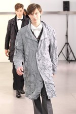 鱒(マス)をテーマにしたイッセイ ミヤケ(ISSEY MIYAKE)の2011年春夏メンズコレクション｜写真35