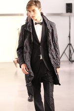 鱒(マス)をテーマにしたイッセイ ミヤケ(ISSEY MIYAKE)の2011年春夏メンズコレクション｜写真36