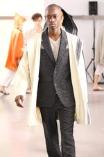 鱒(マス)をテーマにしたイッセイ ミヤケ(ISSEY MIYAKE)の2011年春夏メンズコレクション｜写真37