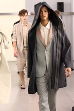 鱒(マス)をテーマにしたイッセイ ミヤケ(ISSEY MIYAKE)の2011年春夏メンズコレクション｜写真38