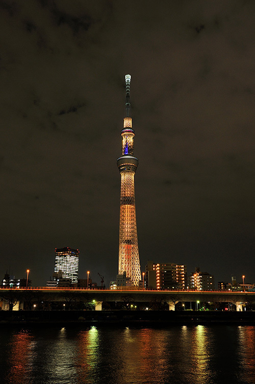 東京スカイツリーがバレンタイン限定カラーにライティング、特別なスイーツやイベントも登場｜写真1