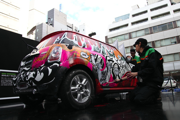 輪派絵師団のライブペインティングによるカラフルで斬新なMINI！｜写真2