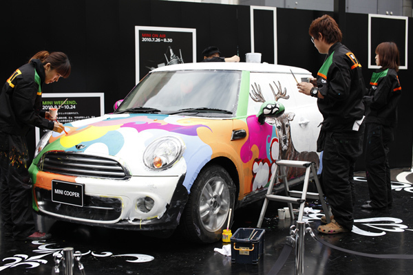 輪派絵師団のライブペインティングによるカラフルで斬新なMINI！｜写真3