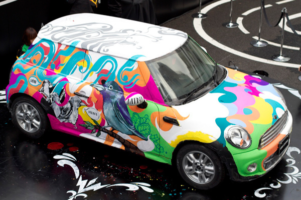 輪派絵師団のライブペインティングによるカラフルで斬新なMINI！