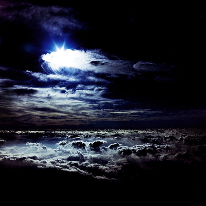 山内悠写真展 「夜明け」かぐれ表参道で開催 - 富士山の山小屋から撮影された地球と宇宙の境界線 | 写真