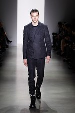 カルバン・クライン コレクション 2015年秋コレクション - モノクロ映画の世界は、男臭さとともに｜写真1