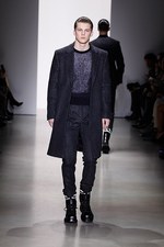 カルバン・クライン コレクション 2015年秋コレクション - モノクロ映画の世界は、男臭さとともに｜写真2