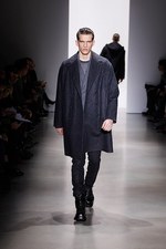 カルバン・クライン コレクション 2015年秋コレクション - モノクロ映画の世界は、男臭さとともに｜写真4