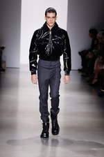 カルバン・クライン コレクション 2015年秋コレクション - モノクロ映画の世界は、男臭さとともに｜写真25