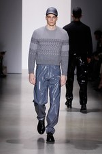 カルバン・クライン コレクション 2015年秋コレクション - モノクロ映画の世界は、男臭さとともに｜写真28