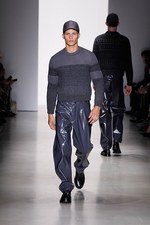 カルバン・クライン コレクション 2015年秋コレクション - モノクロ映画の世界は、男臭さとともに｜写真30