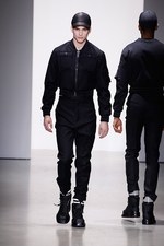 カルバン・クライン コレクション 2015年秋コレクション - モノクロ映画の世界は、男臭さとともに｜写真39