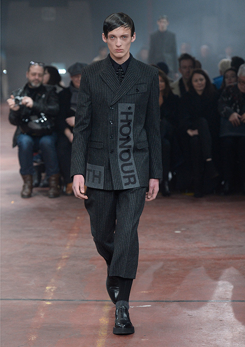 アレキサンダー マックイーン 15年秋冬メンズコレクション 階級を超えた 男の ユニフォーム ファッションプレス