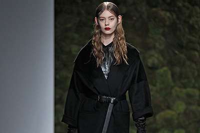 ラップコート｜マックスマーラ 2015年プレフォールコレクション - 動物たちと共に伝える、野生や自然への回帰