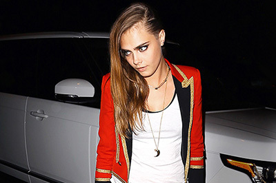 カーラが、サンローランのナポレオンジャケットを愛用！