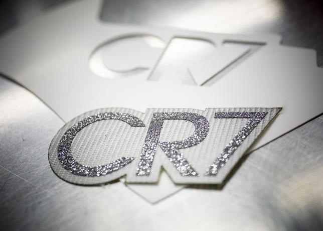 ナイキがロナウドに贈ったダイヤつきのシューズ「マーキュリアル CR7 レアゴールド」 | 写真