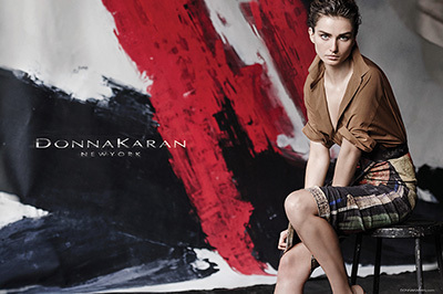 ダナ キャラン、NYの街やストリートアートにオマージュを捧げた春のキャンペーンビジュアル公開