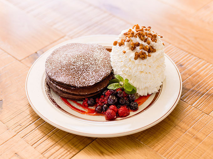エッグスンシングスのバレンタイン新作パンケーキ - チョコレートにミックスベリーを添えて | 写真