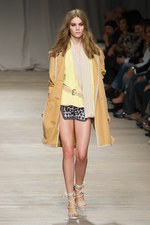 美しいドレスが勢ぞろい アイスバーグ(ICEBERG)、2011年春夏コレクション：ミラノ ファッション ウィーク｜写真14