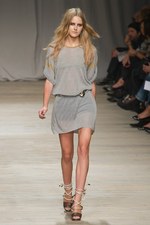 美しいドレスが勢ぞろい アイスバーグ(ICEBERG)、2011年春夏コレクション：ミラノ ファッション ウィーク｜写真24