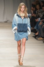 美しいドレスが勢ぞろい アイスバーグ(ICEBERG)、2011年春夏コレクション：ミラノ ファッション ウィーク｜写真30