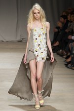 美しいドレスが勢ぞろい アイスバーグ(ICEBERG)、2011年春夏コレクション：ミラノ ファッション ウィーク｜写真54