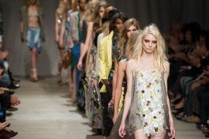 美しいドレスが勢ぞろい アイスバーグ(ICEBERG)、2011年春夏コレクション：ミラノ ファッション ウィーク｜写真0