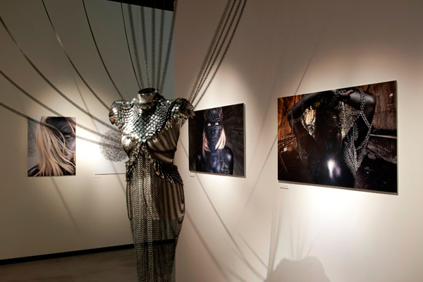 DIESEL ART GALLERYでサイモン・ヘンウッド + ファニー・スキアヴォーニのアート展「Black Sun」が開催中！