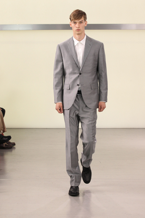 イッセイ ミヤケ(ISSEY MIYAKE)からトラディショナルなビジネススーツが誕生 - ファッションプレス